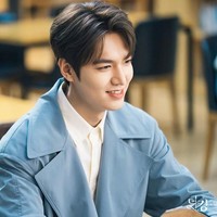 Berbeda dengan lawan main Park Shin Hye di The Heirs. Lee Min Ho disebut “spesialis cowok kaya” karena kerap dikisahkan sebagai pria dari keluarga tajir. Seperti di drama Korea Boys Before Flowers, The Heirs, The King: Eternal Monarch, dan serial Apple TV+ Pachinko sebagai saudagar. Foto: Instagram SBS Drama