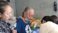 Menhan Prabowo Subianto membantu Elizabeth Koesno. Pihak Kemenhan sempat datang untuk mengukur punggung Oma Elizabeth yang membutuhkan korset. Melalui asisten pribadinya, Prabowo juga membantu uang untuk membeli obat Oma Elizabeth. (Dok Instagram Dhani Wirianata).