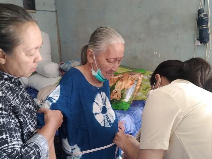 Tim Kemenhan saat datang beri bantuan ke Elizabeth Koesno