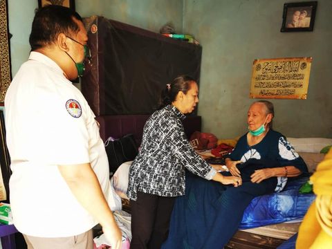 Tim Kemenhan saat datang beri bantuan ke Elizabeth Koesno