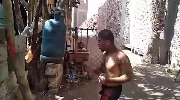 Tinju Pakai Tabung Gas
