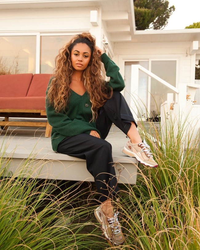 Sebelum dilirik untuk memerankan Batwoman yang baru, Vanessa sempat jadi perbincangan karena pengakuannya sebagai aktris kulit hitam di lokasi syuting Riverdale. Foto: Instagram @vanessamorgan