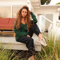 Sebelum dilirik untuk memerankan Batwoman yang baru, Vanessa sempat jadi perbincangan karena pengakuannya sebagai aktris kulit hitam di lokasi syuting Riverdale. Foto: Instagram @vanessamorgan