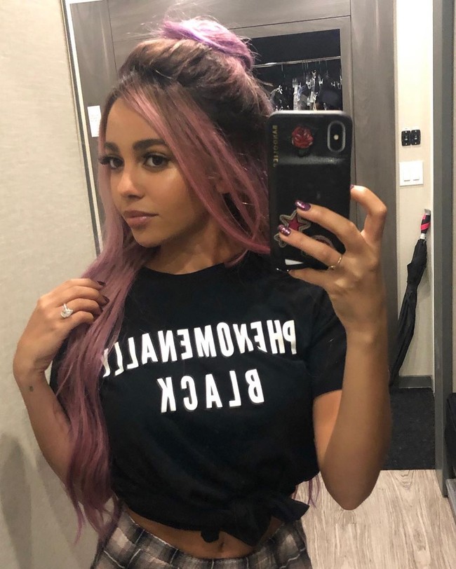 Vanessa Morgan sebelumnya bermain sebagai Toni Topaz dalam serial Riverdale. Ia juga pernah terlibat dalam beberapa drama lain seperti Degrassi: The Next Generation dan The Shannara Chronicles. Tak hanya akting, Vanessa juga merilis lagu. Foto: Instagram @vanessamorgan