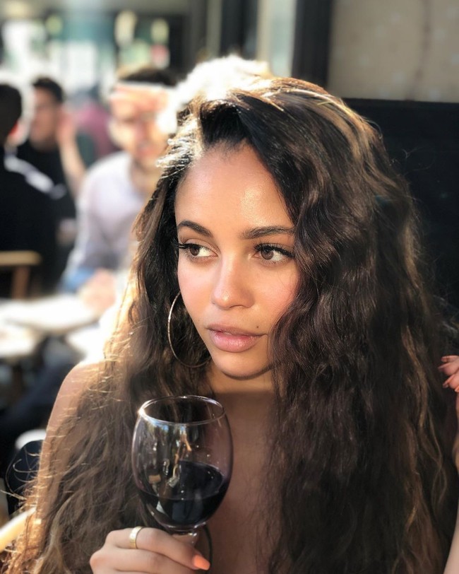 Sebelumnya Ruby Rose telah mengumumkan bahwa ia tidak akan kembali memerean Batwoman dengan alasan tidak senang ketika memerankan karakternya. Beralih dari imej tomboy, Batwoman selanjutnya sepertinya akan punya tampilan berbeda karena sedang mempertimbangkan aktris Riverdale ini sebagai penggantinya. Foto: Instagram @vanessamorgan