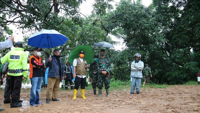 Wakil Gubernur Sulawesi Selatan Andi Sudirman Sulaiman meninjau lokasi banjir bandang dan tanah longsor di Kecamatan Rumbia, Jeneponto.