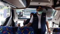 Wali Kota Bandung Oded M Danial saat mengecek dan membuka kembali operasional Terminal Leuwipanjang, Kota Bandung, Jawa Barat. (Wisma Putra/detikcom)