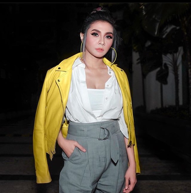 Meski mengaku belum bersedia untuk berhijab, Zizi menjelaskan bahwa ia selalu berusaha untuk menjadi pribadi yang baik.  “Saya sama seperti orang lain senantiasa berusaha mengubah diri ke arah yang lebih baik,” terang Zizi. Foto: Instagram