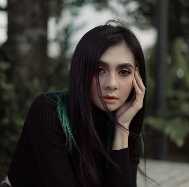 Ini merupakan tahun kedua bagi Zizi untuk mengenakan hijab saat Ramadhan. Namun, keputusannya melepas hijab setelah Ramadhan berakhir ini membuat netizen marah.Foto: Instagram