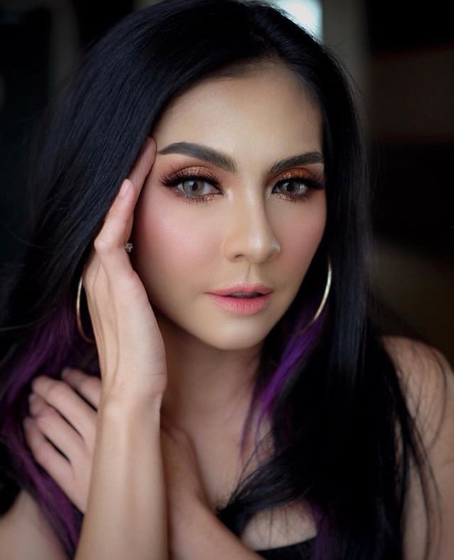 Zizi Kirana mendapatkan kritik dan dibanjiri hujatan setelah memutuskan melepas hijab usai Ramadhan ini. Kemarahan dan kebencian yang diterimanya ini sampai membuat dirinya stres. Foto: Instagram