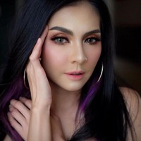 Zizi Kirana mendapatkan kritik dan dibanjiri hujatan setelah memutuskan melepas hijab usai Ramadhan ini. Kemarahan dan kebencian yang diterimanya ini sampai membuat dirinya stres. Foto: Instagram