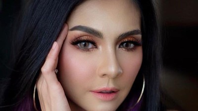 Potret Penyanyi yang Merasa Stres karena Dihujat Setelah Lepas Hijab