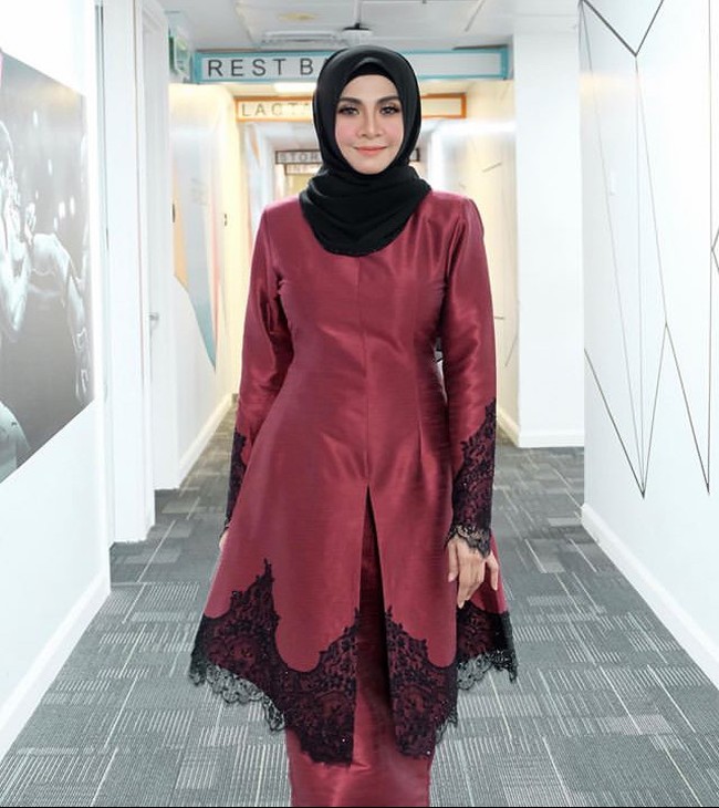 Penyanyi asal Malaysia ini mengungkapkan bahwa laman komentar di media sosialnya dipenuhi berbagai komentar dari netizen yang ingin ia tetap mengenakan jilbab. Seperti dilansir mStar, ia pun mengaku tertekan mendapatkan komentar netizen yang berbentuk kecaman dengan bahasa kasar. Foto: Instagram