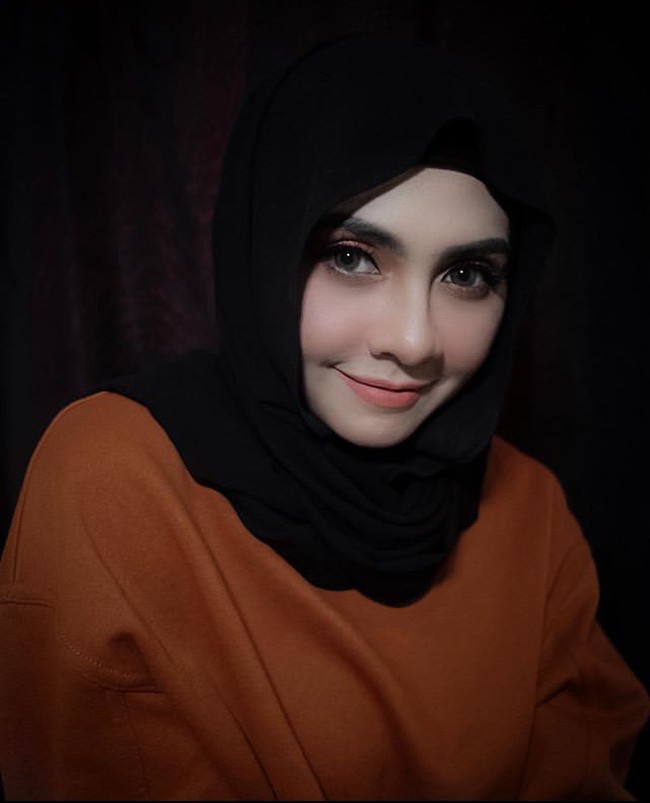 “Saya terima semua teguran dan nasihat itu dengan hati terbuka, tetapi dalam waktu yang sama saya akui merasa stres baca komen mereka yang marah-marah hanya karena saya sudah tidak berjilbab seperti yang dulu,” ungkap Zizi. Foto: Instagram