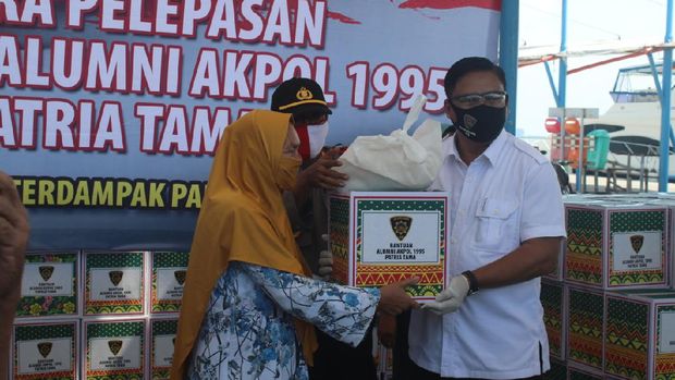 Akpol angkatan tahun 1995 bagikan paket sembako ke warga terdampak Corona