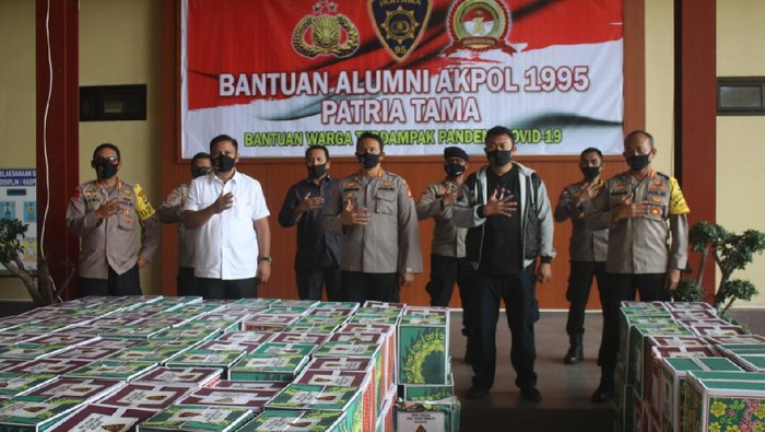 Akpol angkatan tahun 1995 bagikan paket sembako ke warga terdampak Corona