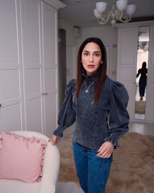 Amena Khan mengunggah foto di Instagram pada 3 Juni 2020 yang memperlihatkan peampilannya tanpa hijab. Dia juga mengunggah video yang menjelaskan keputusannya untuk melepas hijabnya. Foto: Dok. Instagram Amena Khan