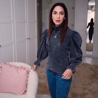 Amena Khan mengunggah foto di Instagram pada 3 Juni 2020 yang memperlihatkan peampilannya tanpa hijab. Dia juga mengunggah video yang menjelaskan keputusannya untuk melepas hijabnya. Foto: Dok. Instagram Amena Khan