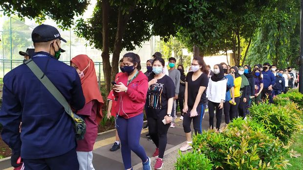 Antrean pintu masuk GBK