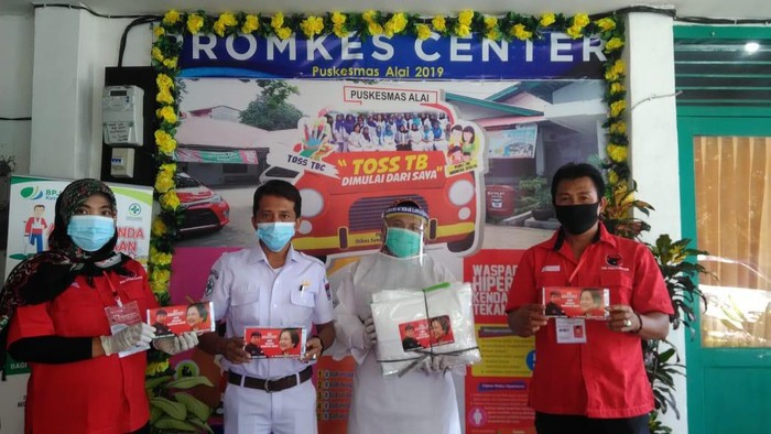 Bantuan APD terus Mengalir untuk Pejuang COVID-19 Bantuan masker dan APD untuk para pejuang COVID-19 terus mengalir. 23 Pusat Kesehatan Masyarakat (Puskemas) di 11 kecamatan di Kota Padang kini jadi sasarannya.