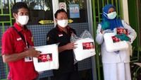 Berbagai perlengkapan standart yang digunakan paramedis sebanyak 575 potong baju hazmat dan 10.100 pieces (pcs) masker medis itu diberikan semata-mata agar para pejuang itu tak tertular COVID-19. Foto: dok. PDIP