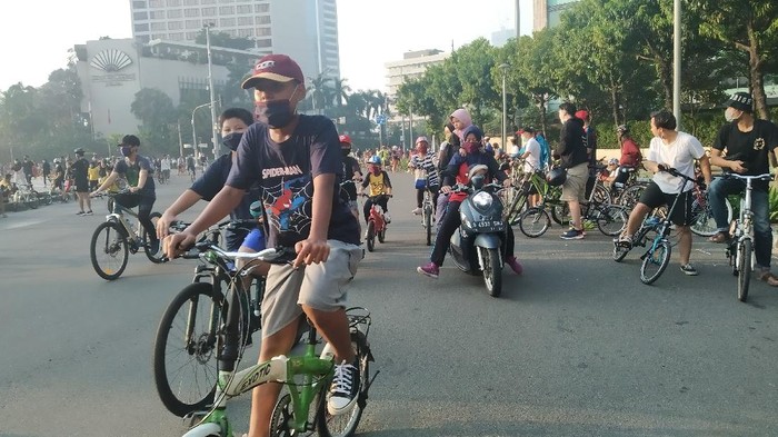 Banyak pesepeda tidak menggunakan jalur khusus yang disediakan di Jalan Sudirman-Thamrin.