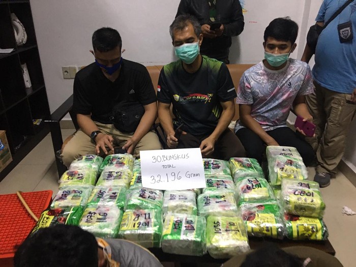 Bea dan Cukai (BC) Dumai besama TNI AL dan BNN Jakarta menggagalkan penyelundupan narkoba sekitar 30 Kg dari Malaysia di perairan Riau