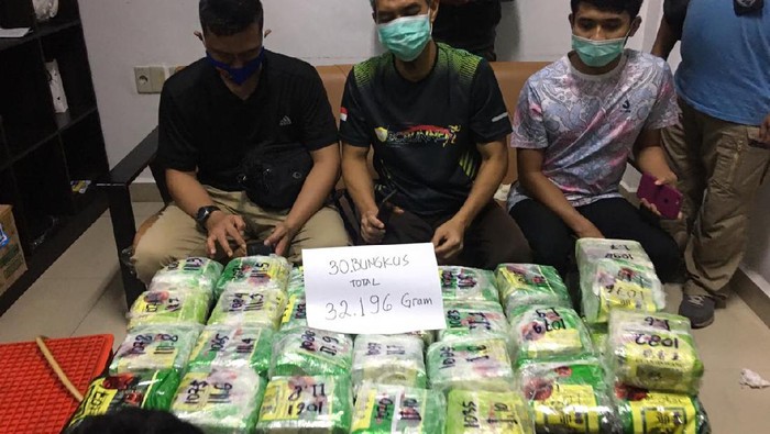 Bea dan Cukai (BC) Dumai besama TNI AL dan BNN Jakarta menggagalkan penyelundupan narkoba sekitar 30 Kg dari Malaysia di perairan Riau