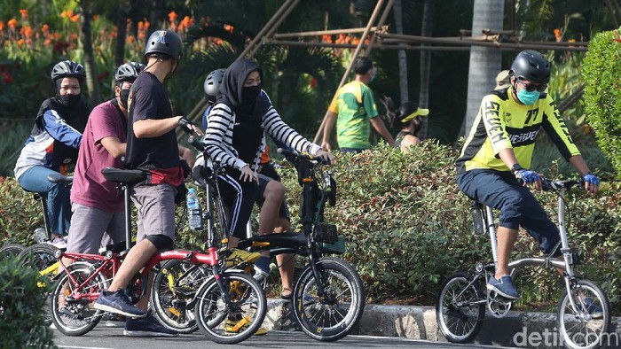 Bersepeda Jadi Favorit Warga di Masa New Normal Sejak pandemi COVID-19 (Corona), masyarakat mulai sadar akan kesehatannya. Salah satu cara mudah untuk memiliki tubuh sehat yakni dengan bersepeda.