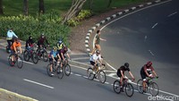 Selama bersepeda, mereka menerapkan protokol kesehatan.