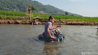 Awalnya Sungai Cihonje ini hanya dipakai mandi dan tempat mencuci pakaian oleh warga setempat. Tidak di sengaja, akhirnya Sungai Cihonje ini menjadi tempat wisata dadakan setelah di posting ke media sosial yang akhirnya menjadi viral (Muhamad Rizal/detikcom)