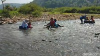 Meski terbilang dadakan, objek wisata ini sudah banyak menarik wisatawan dari luar desa yang ingin berwisata ke tempat tersebut karena ingin melihat secara langsung keindahan air Sungai Cihonje ini (Muhamad Rizal/detikcom)
