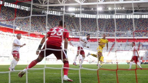 DUESSELDORF, GERMANY - JUNE 13: Erling Haaland of Borussia Dortmund scores his teams first goal pastgk, Florian Kastenmeier of Fortuna Dusseldorf during the Bundesliga match between Fortuna Duesseldorf and Borussia Dortmund at Merkur Spiel-Arena on June 13, 2020 in Duesseldorf, Germany. (Photo by Lars Baron/Getty Images)