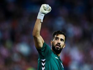 Kiper Liga Spanyol Ini Lupa Aturan Sepakbola?