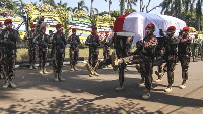 Momen Jenazah Pramono Edhie Diberangkatkan ke TMP Kalibata