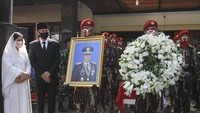 Ketua Umum Demokrat Agus Harimurti Yudhoyono (kedua kiri) bersama istri menghadiri upacara persemayaman almarhum Jenderal TNI (Purn) Pramono Edhie Wibowo di Puri Cikeas, Bogor, Jawa Barat, Minggu (14/6/2020).