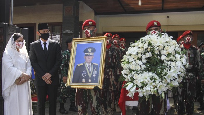 JENDERAL TNI (PURN) PRAMONO EDHIE WIBOWO WAFAT Anggota TNI melaksanakan upacara persemayaman almarhum Jenderal TNI (Purn) Pramono Edhie Wibowo di Puri Cikeas, Bogor, Jawa Barat, Minggu (14/6/2020). Mantan KSAD Jenderal TNI (Purn) Pramono Edhie Wibowo, adik ipar dari Presiden ke-6 Susilo Bambang Yudhoyono, meninggal dunia pada Sabtu (13/6/2020) sekitar pukul 19.43 WIB. ANTARA FOTO/Asprilla Dwi Adha/foc.