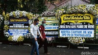 Karangan bunga ini dikirimkan oleh sejumlah kalangan dan pejabat.