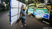 Petugas merapikan karangan bunga yang terus berdatangan.