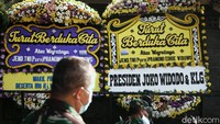 Presiden Jokowi juga mengirimkan karangan bunga.