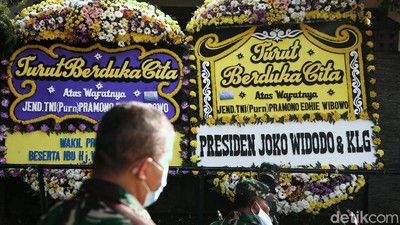 Karangan Bunga Hiasi Rumah Duka Pramono Edhie Wibowo
