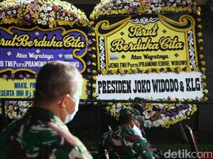 Karangan Bunga Hiasi Rumah Duka Pramono Edhie Wibowo
