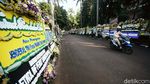 Karangan Bunga Hiasi Rumah Duka Pramono Edhie Wibowo