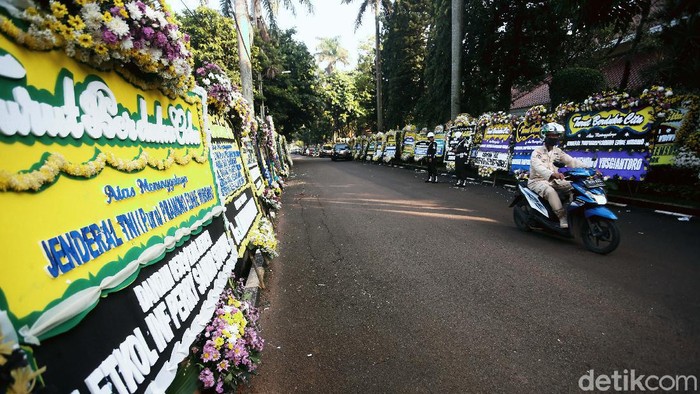 Karangan Bunga Hiasi Rumah Duka Pramono Edhie Wibowo Karangan bunga tanda duka cita menghiasi rumah almarhum Jend. TNI (Purn) Pramono Edhie Wibowo di Puri Cikeas. Pramono Edhie meninggal akibat serangan jantung.