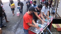 Setelah dicek suhu, pengunjung juga diharuskan mencuci tangan di tempat yang telah disediakan. (Muhammad Bakri/detikcom)