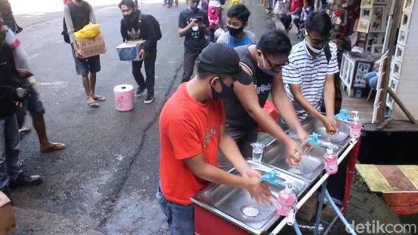 Setelah dicek suhu, pengunjung juga diharuskan mencuci tangan di tempat yang telah disediakan. (Muhammad Bakri/detikcom) Setelah dicek suhu, pengunjung juga diharuskan mencuci tangan di tempat yang telah disediakan. (Muhammad Bakri/detikcom)