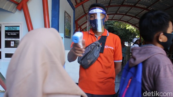 Sejumlah prtokol kesehatan dilakukan, dimulai dari mengecek suhu pengunjung sebelum masuk. (Muhammad Bakri/detikcom) Sejumlah prtokol kesehatan dilakukan, dimulai dari mengecek suhu pengunjung sebelum masuk. (Muhammad Bakri/detikcom)