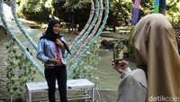 Wisatawan yang datang kebanyakan berasal dari luar kota seperti Makassar dan daerah lainnya di Sulawesi Selatan. Mereka berwisata untuk menghilangkan penat selama hampir empat bulan berada di rumah. (Muhammad Bakri/detikcom)