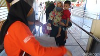 Jumlah pengunjung bahkan mencapai 900 an orang pada Minggu (14/6). Padahal di hari sebelumnya, pengunjung hanya berkisar antara 100-200 orang. (Muhammad Bakri/detikcom)