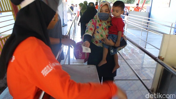 Jumlah pengunjung bahkan mencapai 900 an orang pada Minggu (14/6). Padahal di hari sebelumnya, pengunjung hanya berkisar antara 100-200 orang. (Muhammad Bakri/detikcom) Jumlah pengunjung bahkan mencapai 900 an orang pada Minggu (14/6). Padahal di hari sebelumnya, pengunjung hanya berkisar antara 100-200 orang. (Muhammad Bakri/detikcom)
